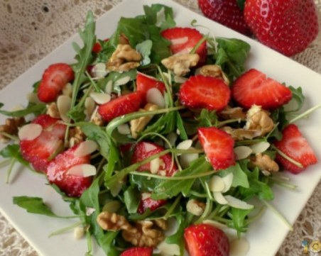 Свежа и здравословна салата с ягоди, рукола и ядки