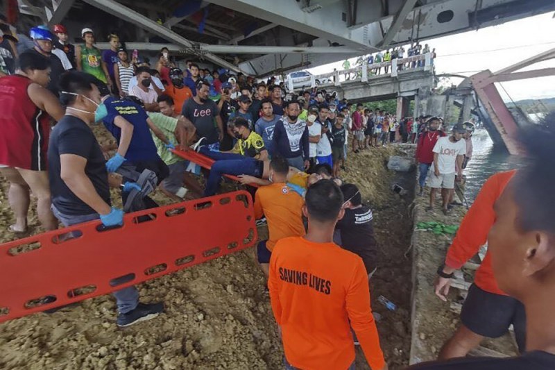 Натоварен мост се срути във Филипините, има жертви и ранени