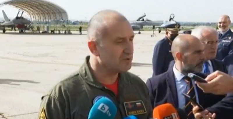 Президентът Румен Радев проведе демонстрационен полет на изтребител Юрофайтър в