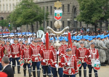 С традиционния водосвет на бойните знамена и знамената светини пред