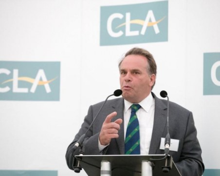 Хванаха британски депутат да гледа порнография в парламента, той се оправда, че било погрешка