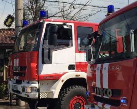 Пожар край Първа езикова гимназия вдигна на крак огнеборците във Варна