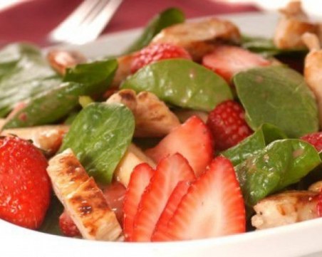 Вкусна и здравословна салата със спанак, ягоди и пилешко месо