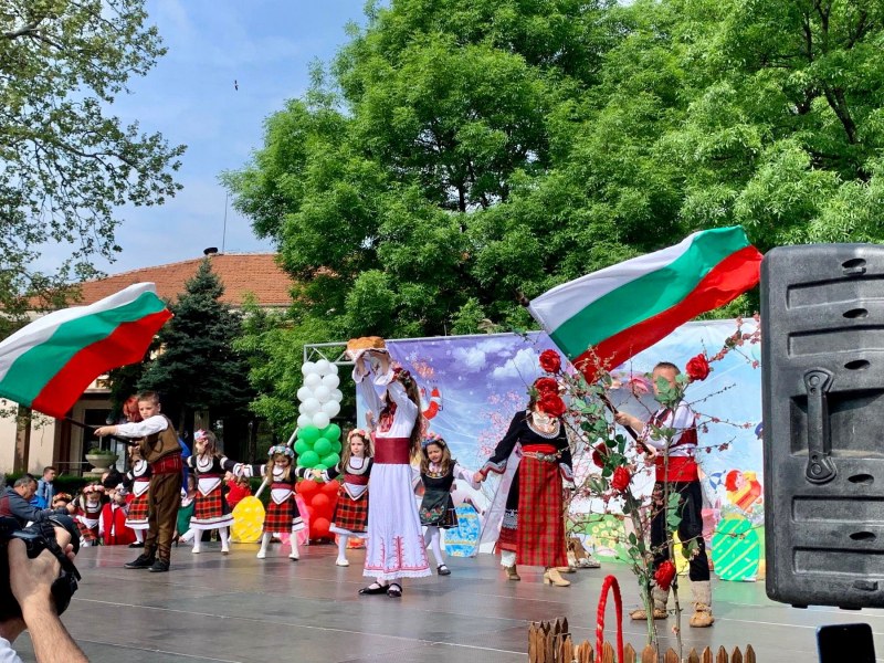 Уникален празник, посветен на българските традиции и обичаи, се проведе