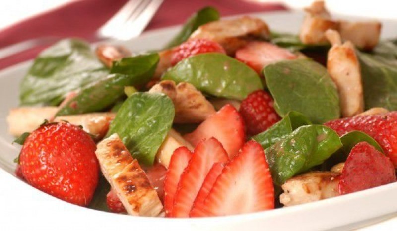 Вкусна и здравословна салата със спанак, ягоди и пилешко месо