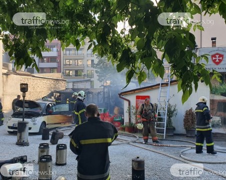 Голям пожар лумна в пловдивска пицария, полицията отцепи района