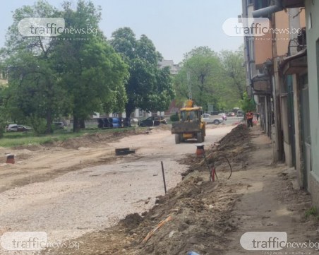 Между празниците: 1 багер, 1 валяк и двама работници на ул. 