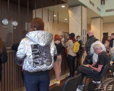 Министърът на туризма: 30 хил. са украинците по морските курорти, местим ги  в държавните бази