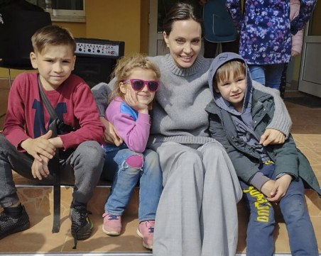 Ракетни удари срещу Днепропетровск и Одеса, Анджелина Джоли се скри в бомбоубежище в Лвов