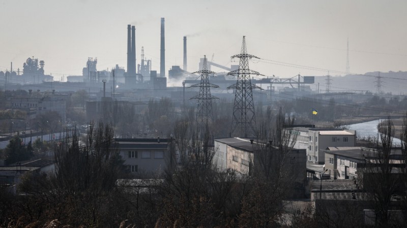 Около 80 цивилни са евакуирани от обсадения стоманодобивен завод Азовстал