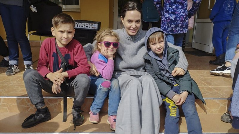 Ракетни удари срещу Днепропетровск и Одеса, Анджелина Джоли се скри в бомбоубежище в Лвов