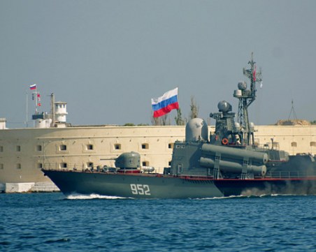 Украйна твърди, че дрон е унищожил два руски патрулни катера