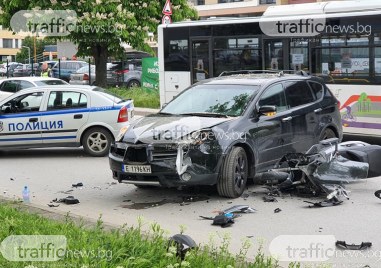Катастрофа между джип и мотор затруднява движението на бул Пещерско