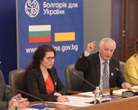 Константинова иска оставките на шефовете в 