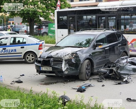 Катастрофа между джип и мотор в Пловдив! Жестоко задръстване по бул. 