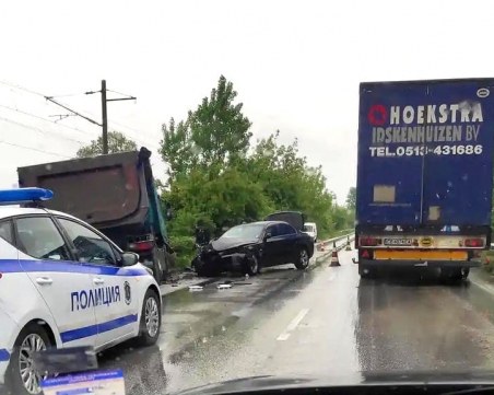 Кола от кортежа на Радев се удари в камион край Пловдив, двама от НСО са пострадали