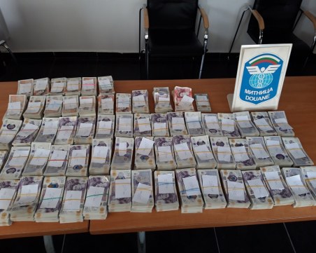 Митничари задържаха недекларирани близо половин милион лева на 