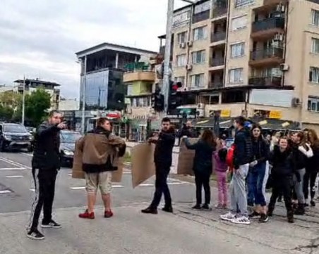 Протестиращи блокираха Коматевско шосе, задръстването стигна до гарата