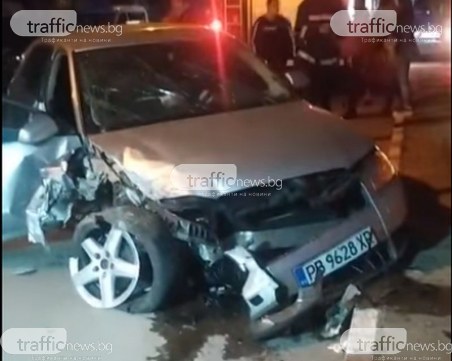 Тежка катастрофа в Асеновград, кола се блъсна в дърво и жилищна сграда