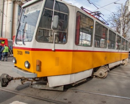 Трамвай блъсна колоездач в центъра на София, рани го тежко