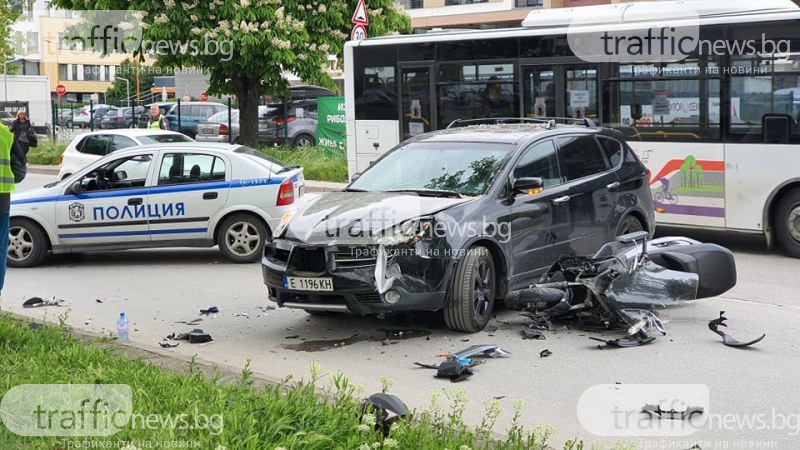 Катастрофа между джип и мотор в Пловдив! Жестоко задръстване по бул. 