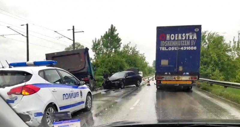 Кола от кортежа на Радев се удари в камион край Пловдив, двама от НСО са пострадали