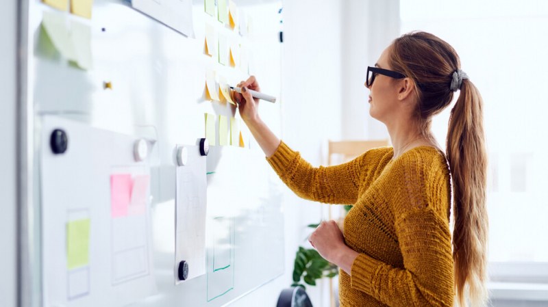 МОН: Близо 72% от учителите са с увеличени заплати още от април