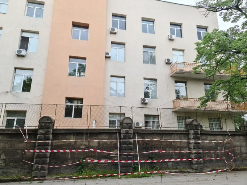 Оградата на Военна болница откъм ул. „Петко Д. Петков” е