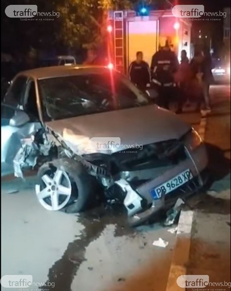 Тежка катастрофа в Асеновград, кола се блъсна в дърво и жилищна сграда