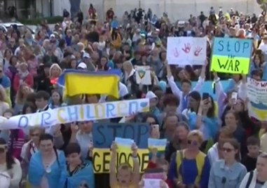 Стотици украински бежанци излязоха на пореден мирен протест в Слънчев