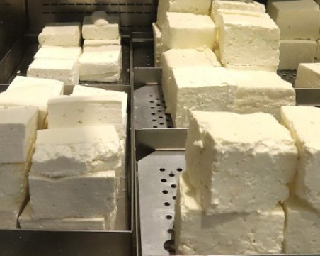 БАБХ спря 700 кг млечни продукти на гарницата с Турция