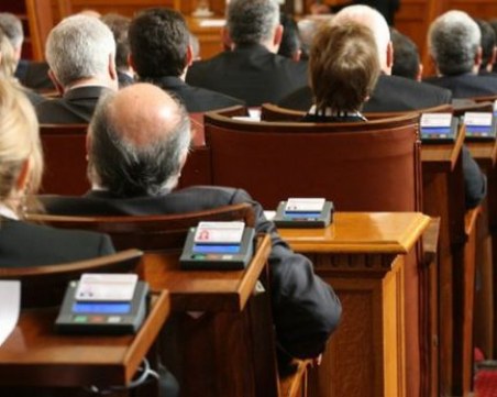 Депутатите решават за Украйна, два протеста пред НС