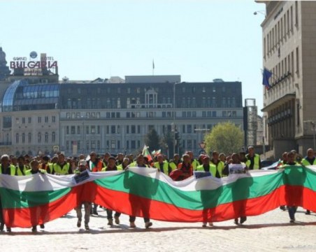 Два протеста пред Народното събрание заради военната помощ на Украйна