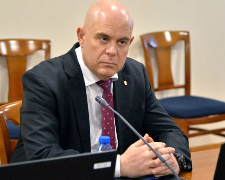 Гешев иска закриването на спецправосъдието да бъде обявено за противоконституционно