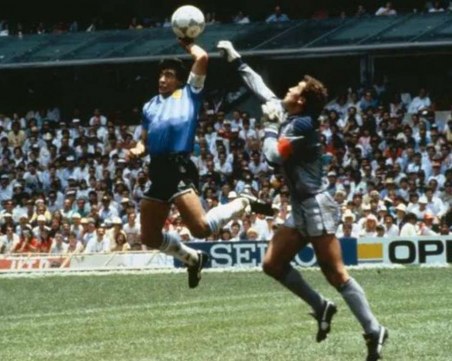 Продадоха за рекордна сума фланелката на Марадона, с която вкара знаменития си гол с ръка