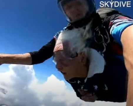 Жена скочи с парашут за 100-ия си рожден ден