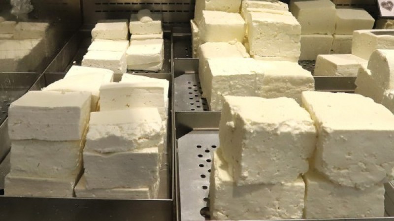 БАБХ спря 700 кг млечни продукти на гарницата с Турция