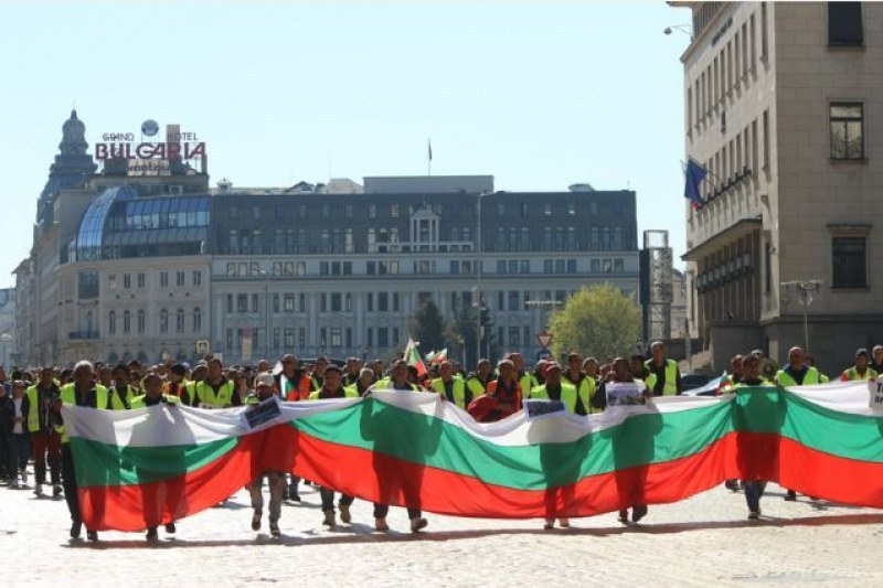 Два протеста пред Народното събрание заради военната помощ на Украйна