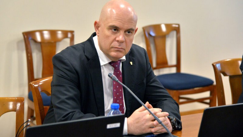 Гешев иска закриването на спецправосъдието да бъде обявено за противоконституционно
