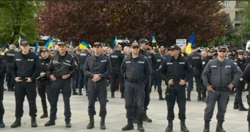 Сблъсъци по време на протест пред Паметника на Съветската армия в София