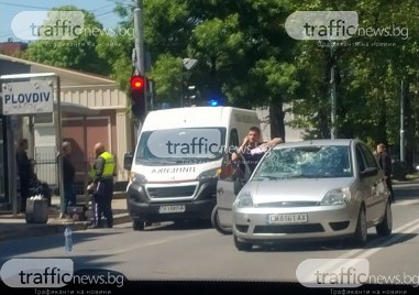 Лек автомобил блъсна колоездач пред Военна Болница в Пловдив преди минути