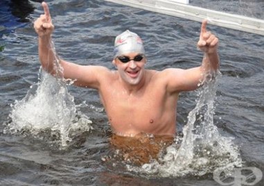 Легендата в маратонското плуване Петър Стойчев прибави още един златен