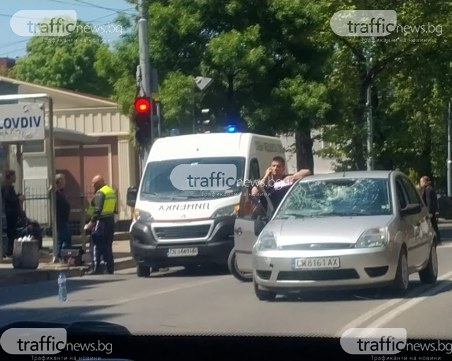 Инцидент до Военна болница в Пловдив, кола блъсна жена с колело