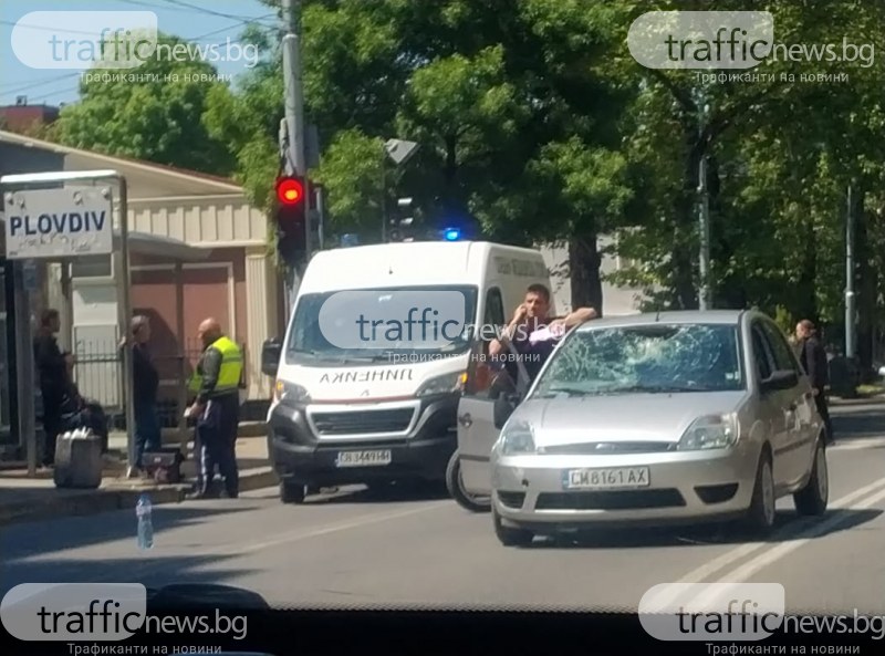 Инцидент до Военна болница в Пловдив, кола блъсна жена с колело
