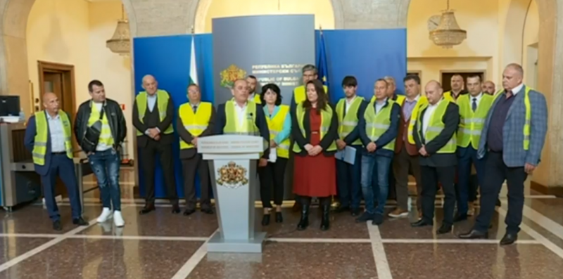 Опитите на управляващите да потушат напрежението сред превозвачите и работодателските