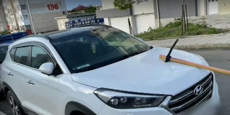 Украинска кола осъмна с кирка в предния капак