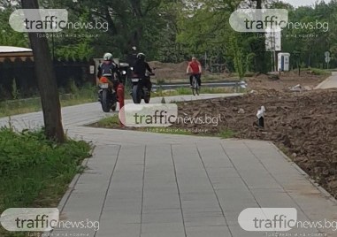 Пешеходна алея в Пловдив е превърната в писта за мотористи