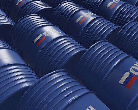 ЕК: Пълно ембарго на руския петрол след 9 месеца