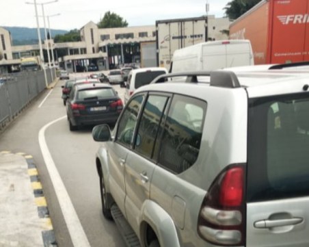 Хиляди българи окупираха Гърция, където вече няма Covid ограничения за влизане