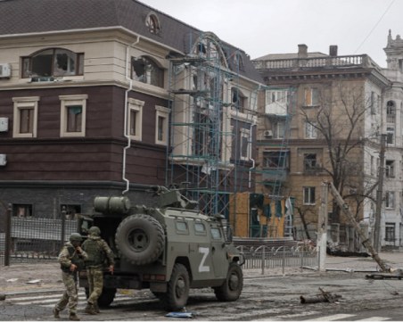 Изтеглят цивилни от Мариупол